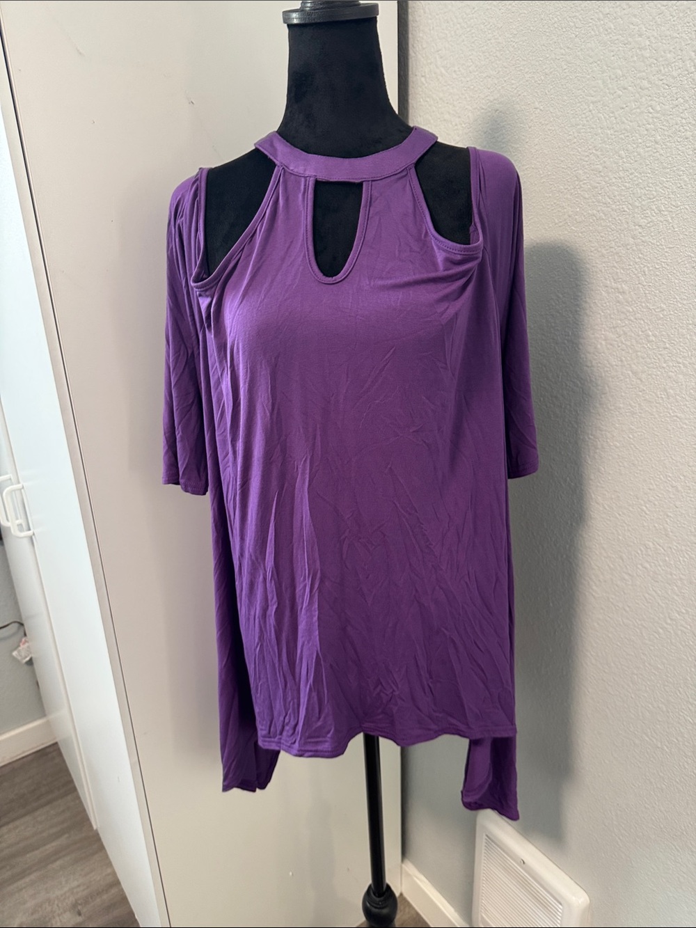 Women’s Cold-Shoulder Keyhole Tee in Purple